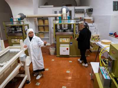 Ci ritroviamo cos� in un ambiente che presenta tavoli in legno, dispense, sacchi di farina e dei macchinari con cui in quel momento � alle prese la 47enne suor Dalia